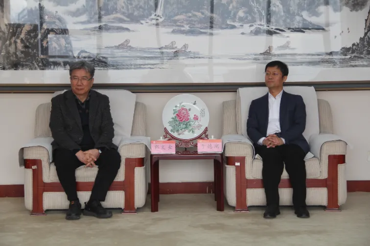 Shandong LANO Miara-miasa amin'ny Profesora KWAK, Moon Kyu, Ph.D. ary ny solontena Liang Tongho avy ao amin'ny Oniversite Dongguk, Korea Atsimo mba hanao fifanakalozana sy fiaraha-miasa eo amin'ny sehatry ny fanaraha-maso ny tabataba miaraka amin'ny Oniversite Shandong Jianzhu
